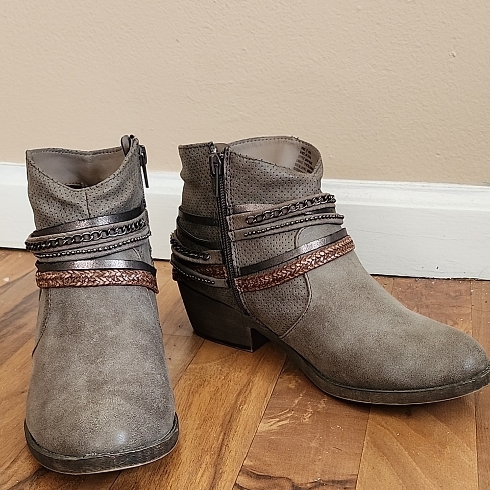 Stylish Ankle Boots with Braided Accents